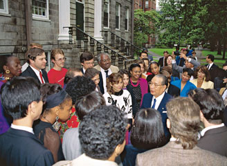 Ikeda talks with students at Harvard University, USA (199­1)