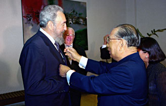 Despite considerable opposition, Ikeda traveled to Havana to meet with Fidel Castro in 1996. 