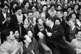 Ikeda with Soka Gakkai members in Tokyo