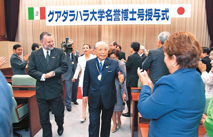 University of Guadalajara bestows honorary doctorate on Daisaku Ikeda (Hachioji, Tokyo, September 2004)