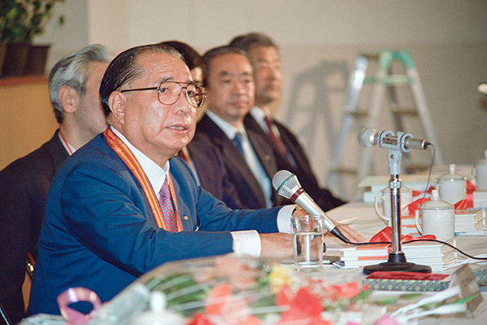 Daisaku Ikeda giving a commemorative lecture at Peking University on May 28, 1990