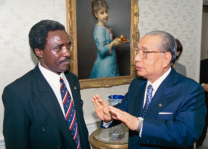 Meeting between Dr. Indangasi and Mr. Ikeda in Hachioji, Tokyo, July 2000