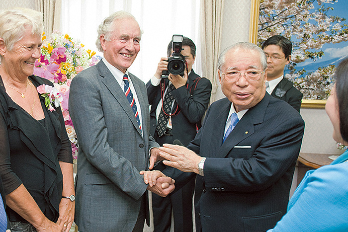 Prof. Stuart Rees meeting Daisaku Ikeda when he was honored by the Sydney Peace Foundation for his contributions to peace and human rights