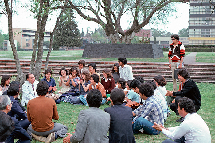 Daisaku Ikeda conversing with students on the campus of the National Autonomous University of Mexico (Mexico, March 5, 1981)
