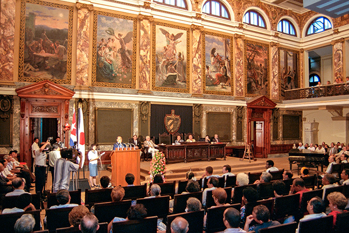 Daisaku Ikeda giving a commemorative lecture at the University of Havana on June 25, 1996