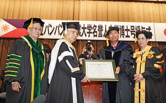 Dr. Battad presenting Daisaku Ikeda with an Honorary Doctorate of Humanities  award from Pampanga Agricultural College