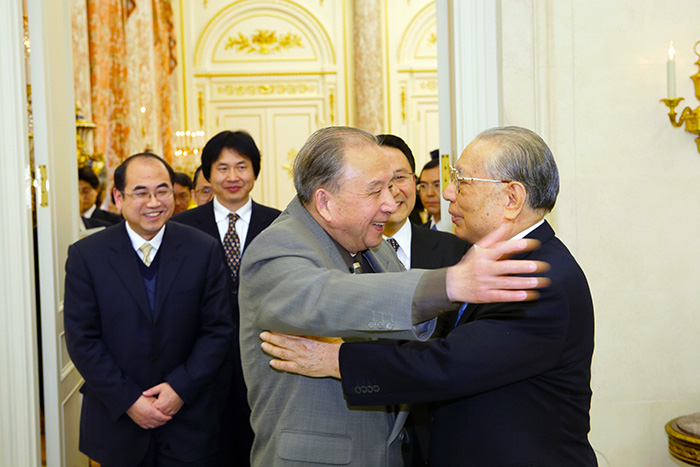 Daisaku Ikeda greeting Professor Zhang Kaiyuan, former president of Central China Normal University, at Makiguchi Memorial Hall in Hachioji,Tokyo, December 2005