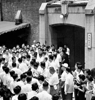 1957年7月17日，创价学会员迎接从大阪拘留所释放的池田