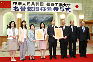 從左到右：長春工業大學宋教授、張科長，創價大學石川副校長，長春工業大學崔院長、張校長，創價大學山本校長等