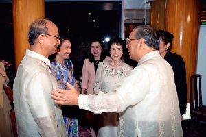 池田SGI會長與其夫人池田香峯子會見菲律賓大學校長何塞．阿布埃巴（1998年2月，菲律賓）