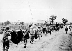 1942年，菲律賓和美國的戰俘在「巴丹死亡行軍」之後，於打拉卡帕斯的奧唐奈營用垃圾來扛走同志。（照片來源︰維基共享資料）