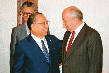 池田SGI會長與蘇聯總統戈爾巴喬夫首度會晤（1990年7月，莫斯科）