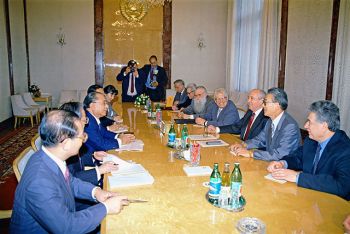 於克里姆林宮與戈爾巴喬夫總統以及其他蘇聯領導層展開討論（1990年7月，莫斯科）