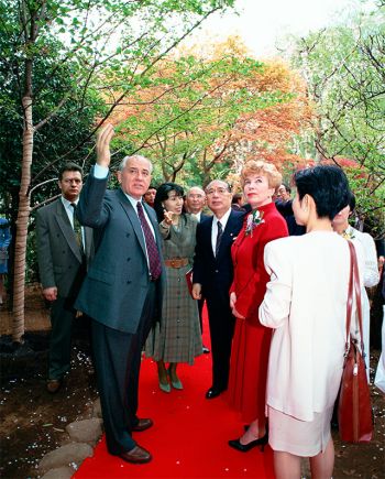 戈爾巴喬夫總統及其妻子賴莎夫人（1993年4月，日本創價大學）