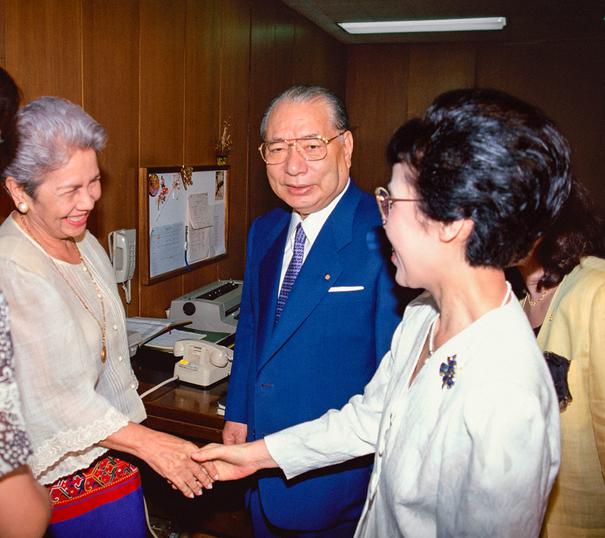 1993年5月，洛哈斯女士與池田會長和夫人在馬尼拉會面。