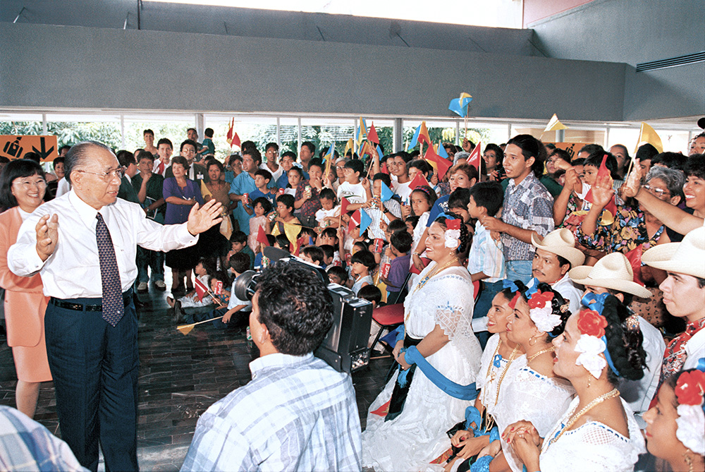 池田於1996年6月在墨西哥的韋拉克魯斯國際機場與會員們見面。