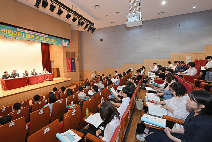 權贊晧教授作為主講者在一場於2024年7月在慶熙大學舉辦的和平論壇上演講。