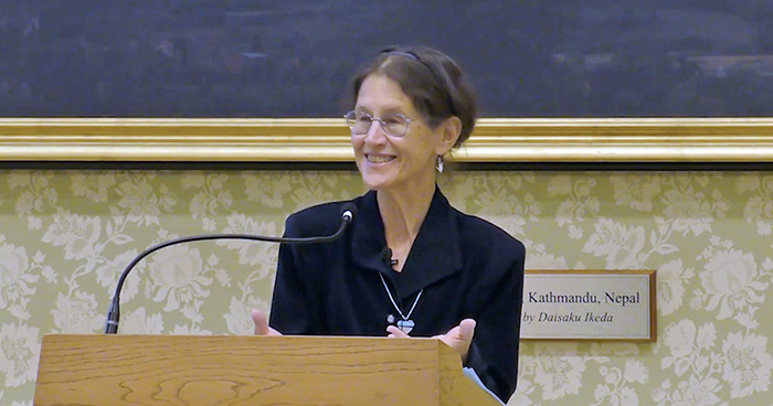 榮休教授薩拉・維德在美國創價大學發表題為「對話的詩心：池田大作的激勵之道」的演講。