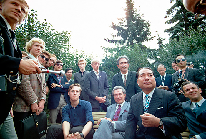 Disaku Ikeda charla con estudiantes de la Universidad Estatal de Moscú en septiembre de 1974.
