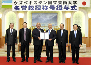 De izquierda a derecha: Director Sharipov, decano Pirmatov, presidente Karabaev, presidente Yamamoto, presidente Tashiro y presidente Fukushima.
