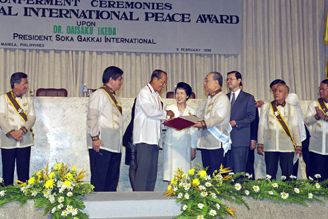 El presidente filipino Fidel Ramos entrega a Ikeda el Premio Rizal de la Paz Internacional (1998)