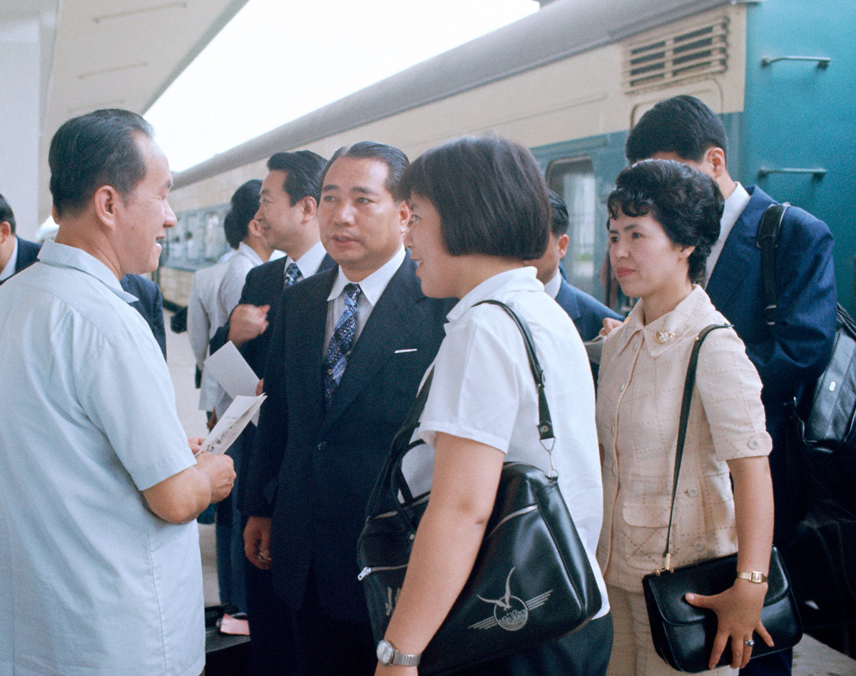 Ikeda con su esposa, Kaneko, deteniéndose en la estación de Guangzhou durante su primera visita a China (mayo de 1974)
