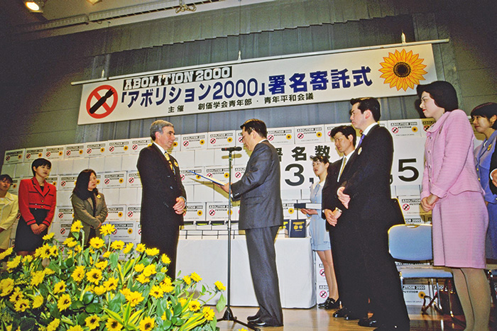 Los voluntarios de la Soka Gakkai, principalmente jóvenes, recogieron unos 13 millones de firmas en apoyo a la campaña antinuclear, Abolition 2000