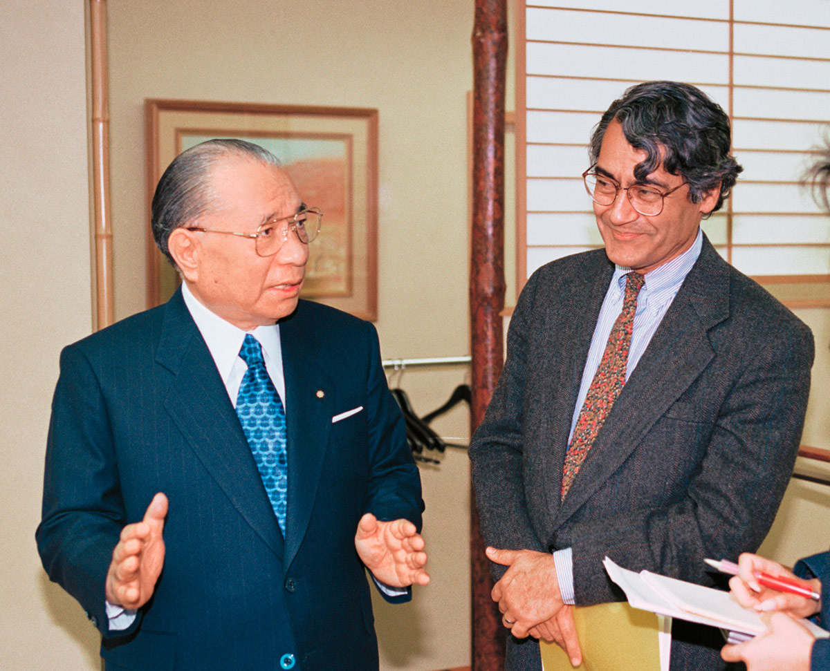 Ikeda y el doctor Majid Tehranian, entonces director del Instituto Toda por la Paz y coautor con Ikeda del libro Reflections on the Global Civilization: A Dialogue [Reflexiones sobre la civilización global], un diálogo entre el budismo y el islamismo (Tokio, febrero de 1996)