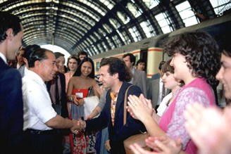 Ikeda con miembros de la SGI de Italia, en Milán (octubre de 1981)