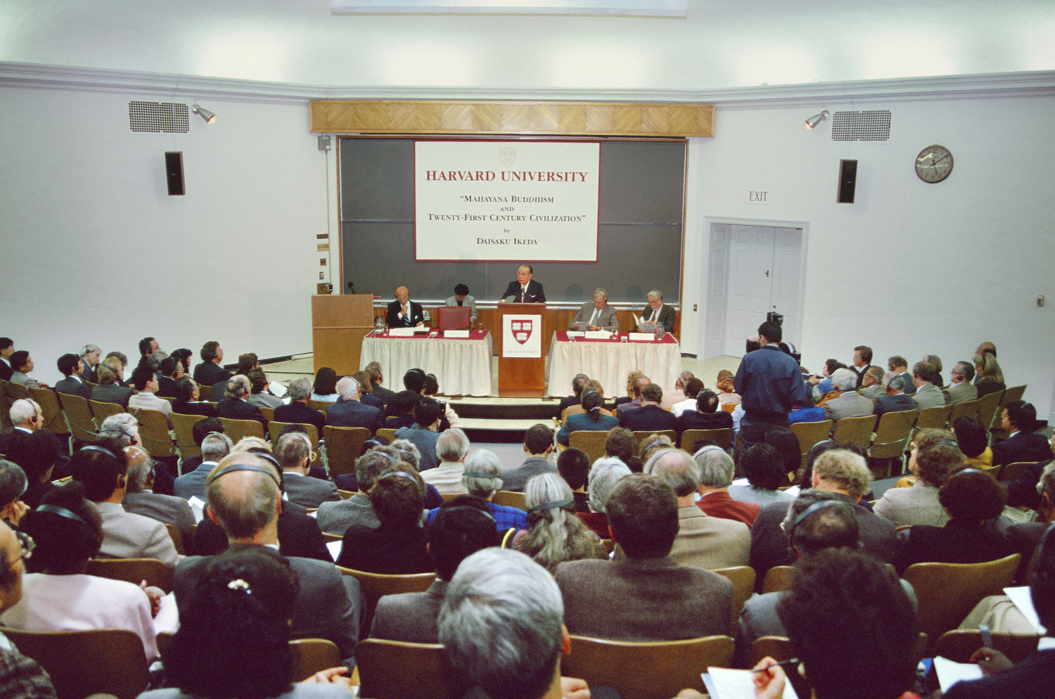 Conferencia de Ikeda: «El budismo Mahāyāna y la civilización del siglo XXI» en la Universidad de Harvard (Cambridge, Massachusetts, septiembre de 1993)
