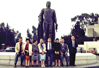 Ikeda (en el centro) y miembros de la Soka Gakkai ante la estatua de Colón en la Coit Tower de San Francisco, California, octubre de 1960.