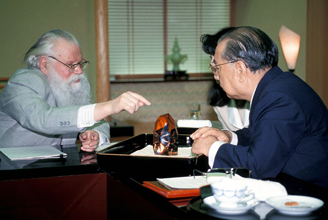 Anatoli Logunov, ex rector de la Universidad Estatal de Moscú, e Ikeda intercambian ideas sobre educación (Tokio, 1993)