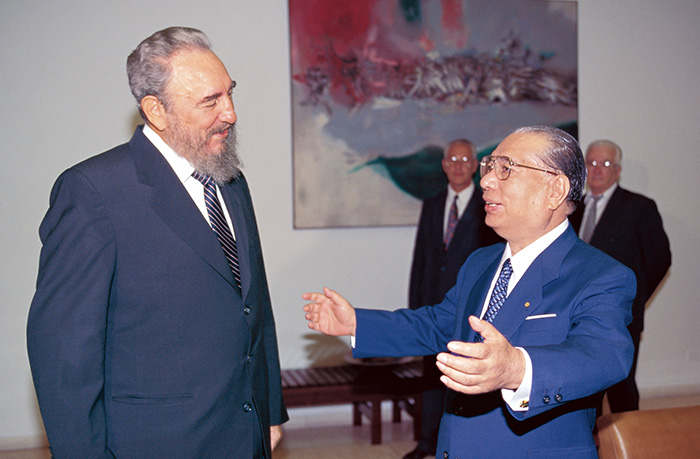 Encuentro entre Fidel Castro y Daisaku Ikeda en el Palacio de la Revolución (La Habana, Cuba, junio de 1996).