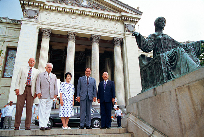 Foto conmemorativa frente a la Uniersidad de La Habana, 25 de junio de 1996
