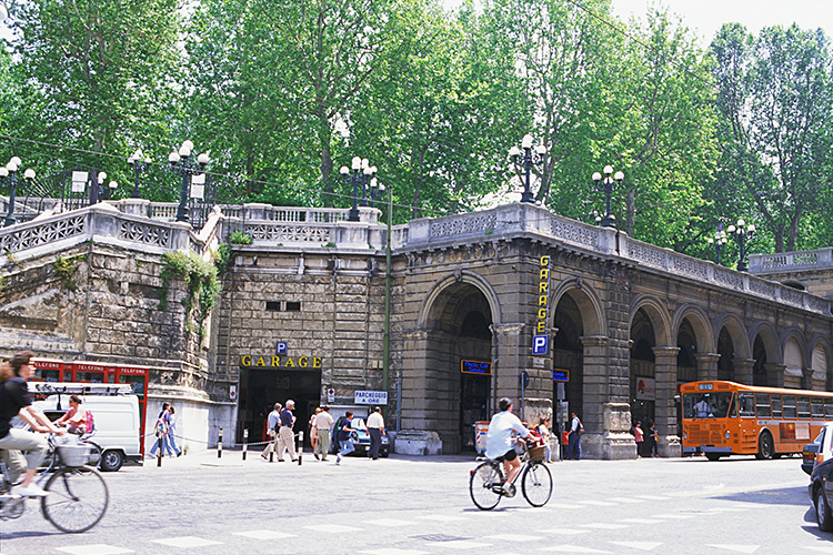 <b></b> Bologna, Italy (May 1994)